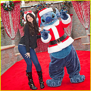 selena-gomez-santa-stitch-disneyland