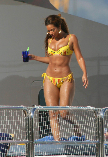 Fitografiata de paparazzii la piscina - Beyonce