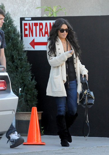 Vanessa+Hudgens+Vanessa+Hudgens+Grabs+Lunch+AOIzXLJarmQl