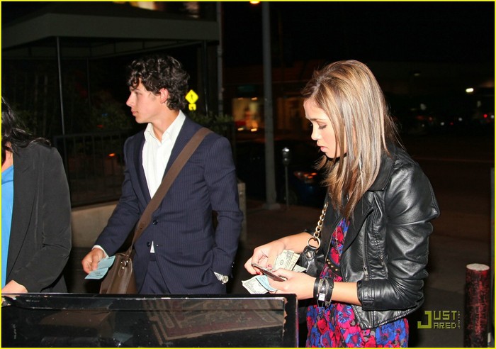 joe-nick-jonas-demi-nicole-farfalla-11[1]