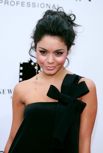 Vanessa Hudgens - VANESSA HUDGENS LA PREMIERA NEW LINE HAIRSPARY