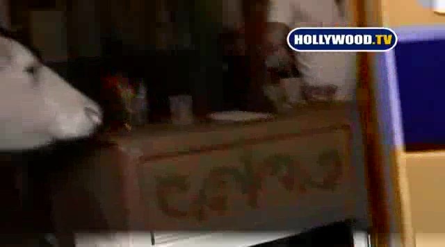 Miley Cyrus Sign Autographs For Fans At Market City. 101 - 0 Screencaptures  By  Me  - Miley Singinin Autographs  At  LAMarket