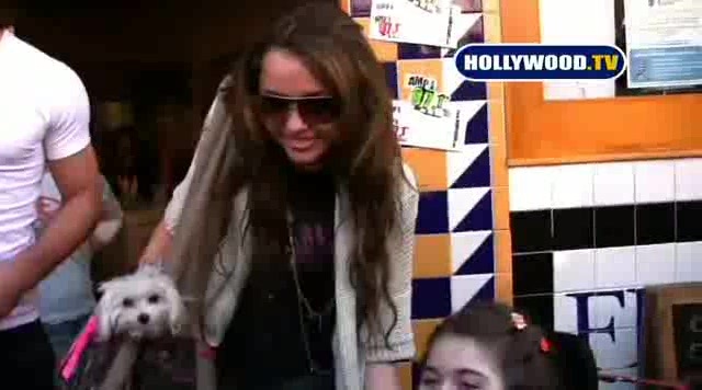Miley Cyrus Sign Autographs For Fans At Market City. 126 - 0 Screencaptures  By  Me  - Miley Singinin Autographs  At  LAMarket