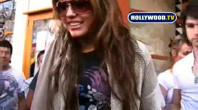 Miley Cyrus Sign Autographs For Fans At Market City. 143 - 0 Screencaptures  By  Me  - Miley Singinin Autographs  At  LAMarket