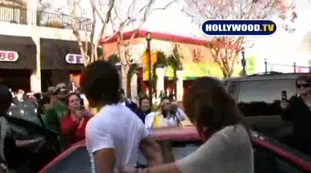 Miley Cyrus Sign Autographs For Fans At Market City. 166 - 0 Screencaptures  By  Me  - Miley Singinin Autographs  At  LAMarket