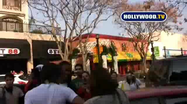 Miley Cyrus Sign Autographs For Fans At Market City. 169 - 0 Screencaptures  By  Me  - Miley Singinin Autographs  At  LAMarket