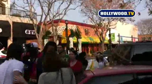 Miley Cyrus Sign Autographs For Fans At Market City. 171 - 0 Screencaptures  By  Me  - Miley Singinin Autographs  At  LAMarket