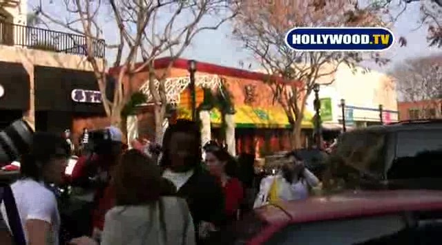 Miley Cyrus Sign Autographs For Fans At Market City. 172 - 0 Screencaptures  By  Me  - Miley Singinin Autographs  At  LAMarket