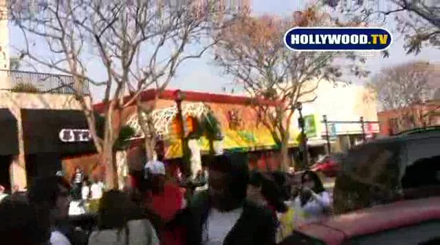 Miley Cyrus Sign Autographs For Fans At Market City. 175 - 0 Screencaptures  By  Me  - Miley Singinin Autographs  At  LAMarket