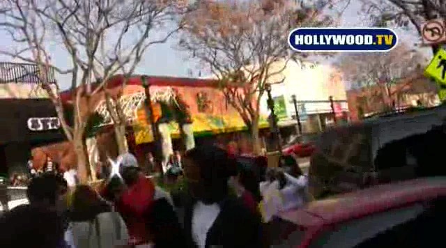 Miley Cyrus Sign Autographs For Fans At Market City. 176 - 0 Screencaptures  By  Me  - Miley Singinin Autographs  At  LAMarket