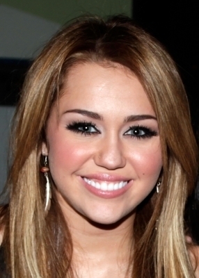 XMDNMAYOTMESFZMBHLL - miley cyrus cool girl