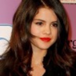 selena-gomez-red-lips-12-97x97 - selena gomez cu ruj rosu