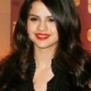 selena-gomez-red-lips-53-97x97 - selena gomez cu ruj rosu