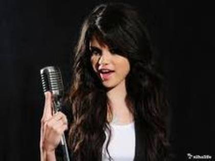 imagesCARTEAGI - poze rare su selena gomez