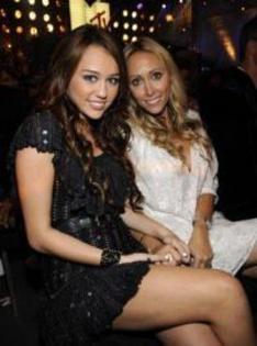 Miley-Ray-Cyrus-1224320702 - stiri miley
