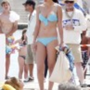 selenna-bikini3-97x97 - selena gomez in bikini la filmari