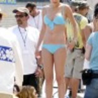 selenna-bikini5-97x97 - selena gomez in bikini la filmari