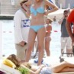 selenna-bikini6-97x97 - selena gomez in bikini la filmari