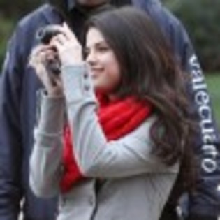 selena-gomez-paris-stroll-3-97x97