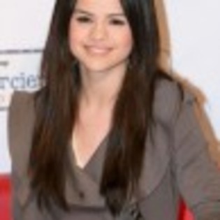 selena-paris-promote-131-97x97 - selena gomez poze la lansarea liniei de haine