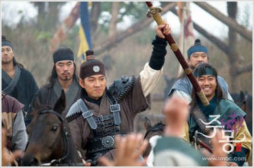 3156_72663218130_69360248130_1880573_7676797_n - q---jumong si oameni lui de incredere---q