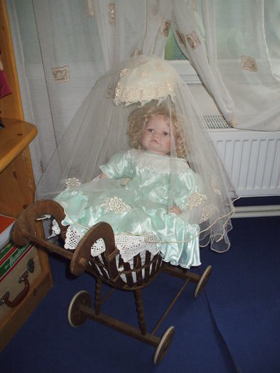 Anabella; Intr-un nou carucior...
