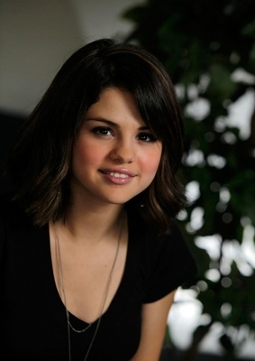 selena-gomez-506069l-poza