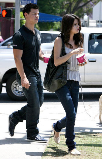 infphoto_990753_0 - Taylor Lautner si selena gomez inca mai ies impreuna