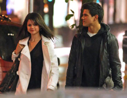 selenalautnernewmoon0509 - selena gomez prinsa din nou cu taylor lautner