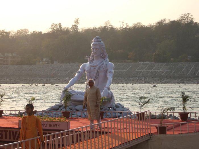 india-rishikesh-statue - date si poze despre INDIA