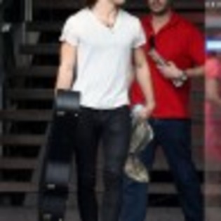 Justin Gaston leaves Blue hotel carrying guitar FvcEjB8Dpr7l-97x97