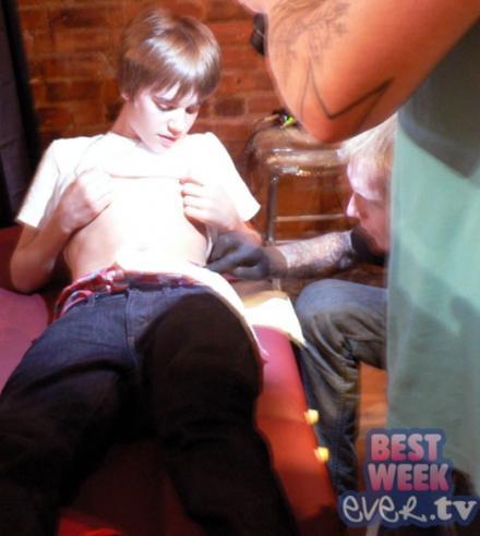 justin-bieber-tatuaj - Justin Bieber la tatuaj  de la 16 ani