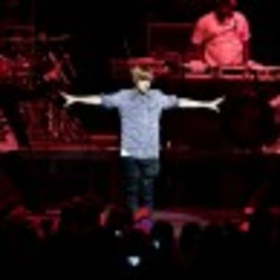 poze-justin-bieber-concert-5-97x97 - Poze cu Justin Bieber la concertul de lansare al noului album