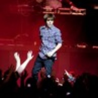 poze-justin-bieber-concert-21-97x97 - Poze cu Justin Bieber la concertul de lansare al noului album