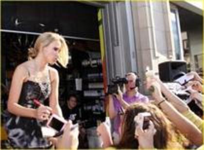 Emily Osmet semnand autografe - Fani Emily Osmet