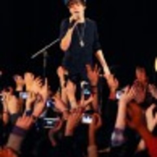 justin-bieber-con-cert-18-97x97 - Justin Bieber  concert la turnul Eiffel