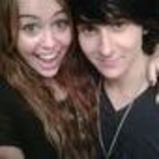 miley-cyrus-839130l-thumbnail_gallery