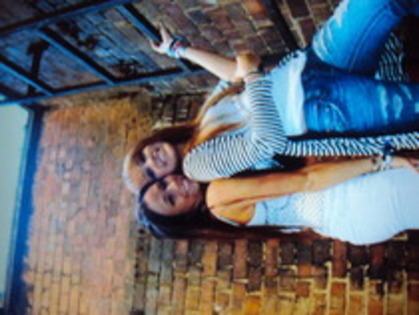 00 a a a a milez and friend DAR PE JOS