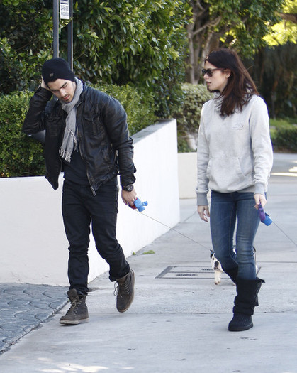 Joe+Jonas+Ashley+Greene+Joe+Jonas+Walking+jEcg_H00p-Sl