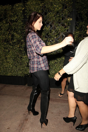 Ashley+Greene+boyfriend+Joe+Jonas+venture+e7srweAfJhCl - Ashley Greene and Joe Jonas at Beso