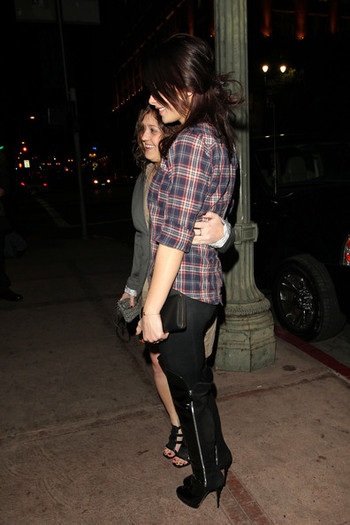 Ashley+Greene+boyfriend+Joe+Jonas+venture+egsfTNNFaRKl - Ashley Greene and Joe Jonas at Beso