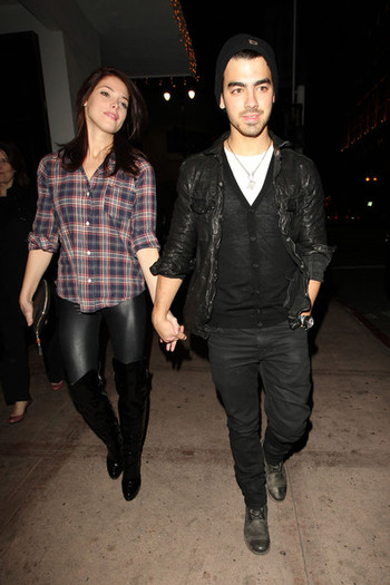 Ashley+Greene+boyfriend+Joe+Jonas+venture+koBk95BWWIOl - Ashley Greene and Joe Jonas at Beso