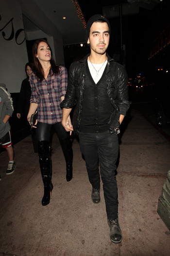 Ashley+Greene+boyfriend+Joe+Jonas+venture+lgMoMLih3EWl