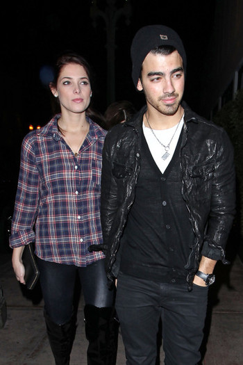 Ashley+Greene+boyfriend+Joe+Jonas+venture+Nw63WUnCGPcl