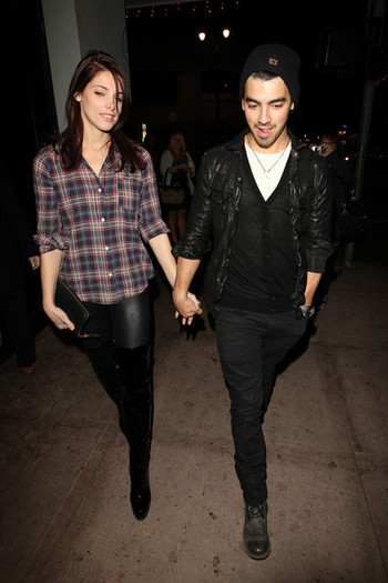 Ashley+Greene+boyfriend+Joe+Jonas+venture+s6mX4t0otd0l - Ashley Greene and Joe Jonas at Beso