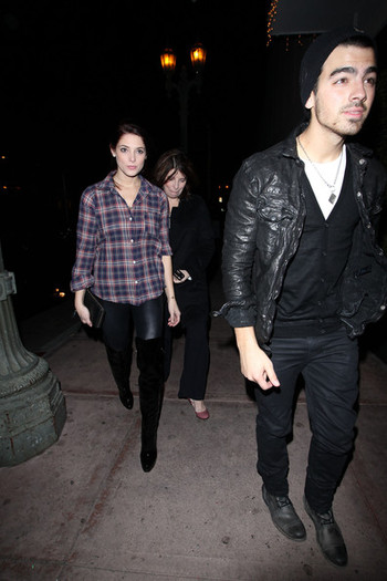 Ashley+Greene+boyfriend+Joe+Jonas+venture+u66pMRlirFPl - Ashley Greene and Joe Jonas at Beso