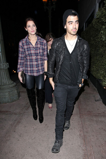 Ashley+Greene+boyfriend+Joe+Jonas+venture+Vd3kCu3Z7eql - Ashley Greene and Joe Jonas at Beso