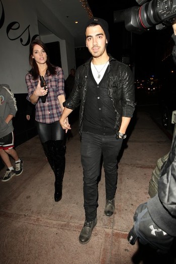 Ashley+Greene+boyfriend+Joe+Jonas+venture+vJ28KW9dfCjl - Ashley Greene and Joe Jonas at Beso