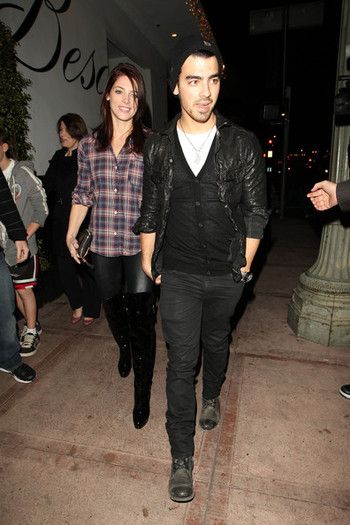 Ashley+Greene+boyfriend+Joe+Jonas+venture+VxcPdf82-ZLl - Ashley Greene and Joe Jonas at Beso