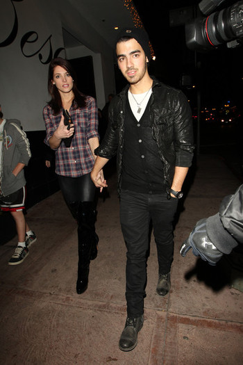 Ashley+Greene+boyfriend+Joe+Jonas+venture+wAk6bF0PehQl - Ashley Greene and Joe Jonas at Beso